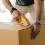Man maakt de doos dicht met tap